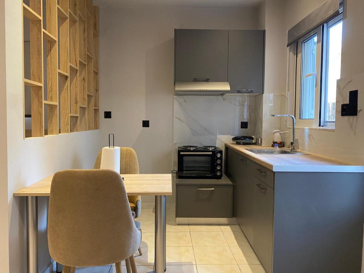 Downtown Corner Apartment Kalamata Bagian luar foto